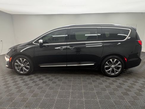 Used 2019 Chrysler Pacifica Limited w/ Tire & Wheel Group FWD image 12