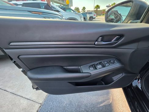 Used 2025 Nissan Altima 2.5 S FWD image 11
