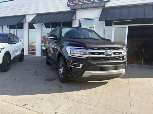 Used 2024 Ford Expedition Limited image 3