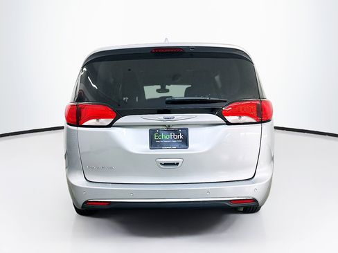 Used 2020 Chrysler Pacifica Touring-L FWD image 7