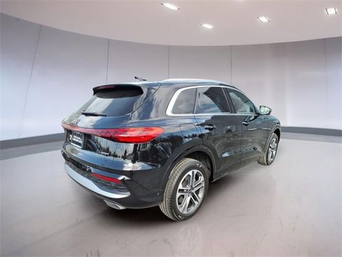 Used 2025 Audi Q5 Premium w/ Convenience Package image 6