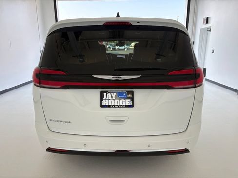 Used 2025 Chrysler Pacifica Select FWD image 22