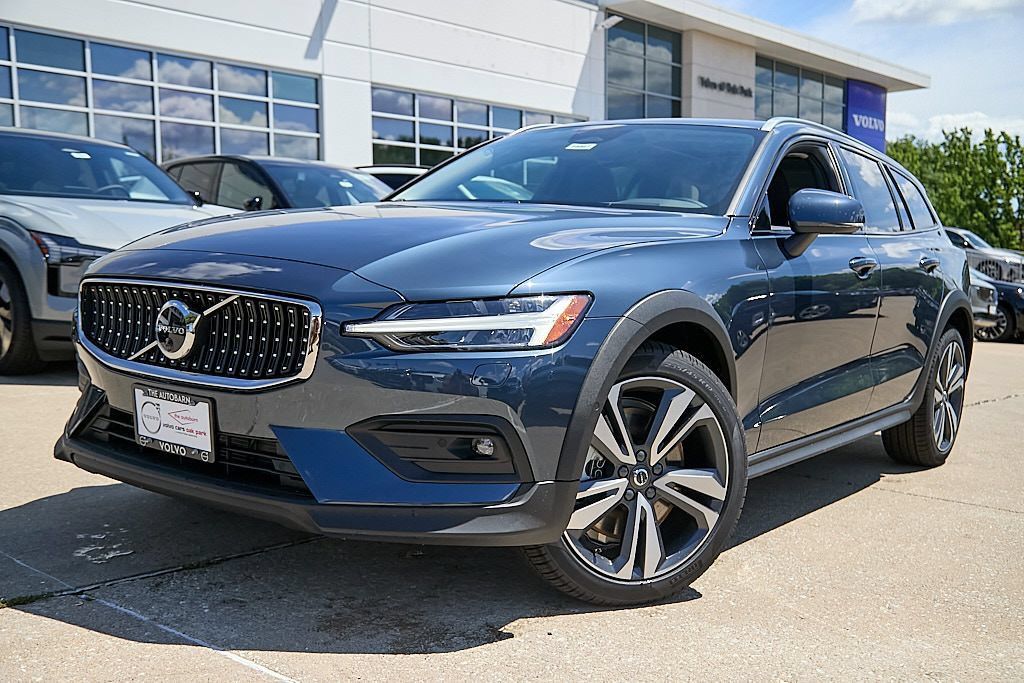 New 2026 Volvo V60 B5 Cross Country Plus w/ Climate Package AWD/4WD image 2