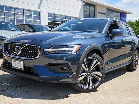 New 2026 Volvo V60 B5 Cross Country Plus w/ Climate Package AWD/4WD image 2