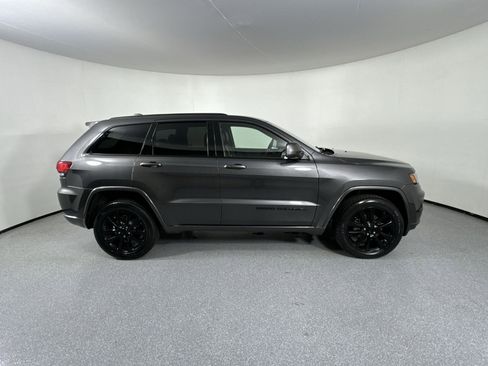 Used 2017 Jeep Grand Cherokee Altitude image 42