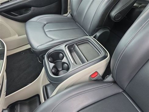 Used 2021 Chrysler Voyager Lxi image 20