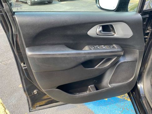 Used 2021 Chrysler Pacifica Touring w/ Uconnect Theater Family Group AWD/4WD image 41