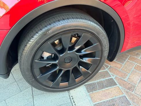 Used 2022 Tesla Model Y Long Range AWD/4WD image 27