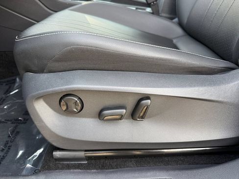 Used 2023 Volkswagen Tiguan SE w/ Panoramic Sunroof Package FWD image 10