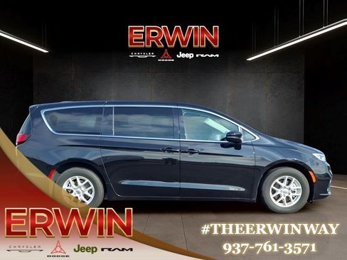 Used 2024 Chrysler Pacifica Touring-L FWD image 8