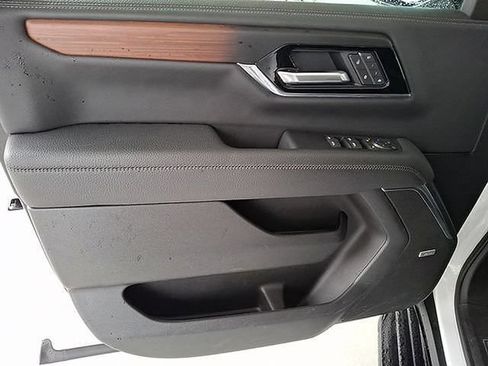Used 2025 GMC Yukon Denali AWD/4WD image 10