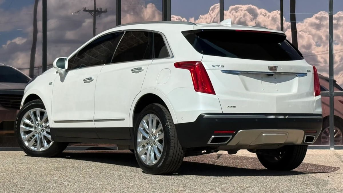 Used 2017 Cadillac XT5 Platinum w/ Driver Assist Package AWD/4WD image 7