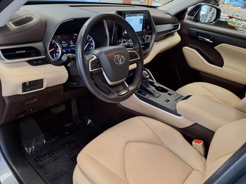 Used 2022 Toyota Highlander XLE image 19