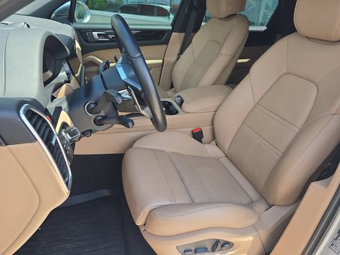 Used 2023 Porsche Cayenne AWD/4WD image 5