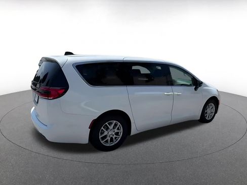 Used 2024 Chrysler Pacifica Touring-L FWD image 15