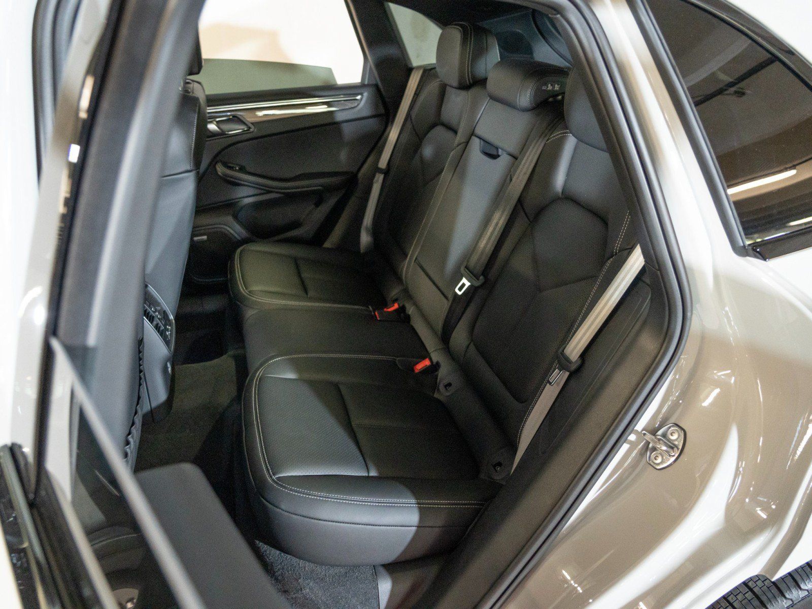Used 2026 Porsche Macan S AWD/4WD image 24