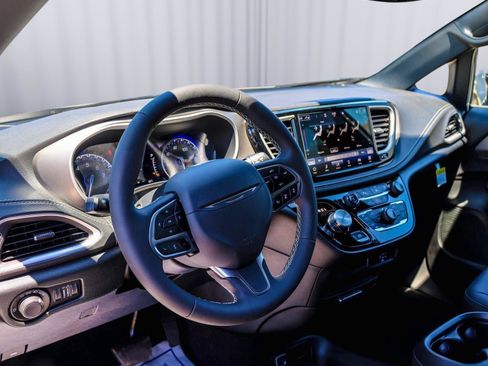 New 2027 Chrysler Pacifica Select FWD image 16
