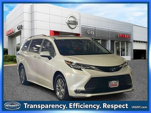 Used 2023 Toyota Sienna XLE FWD image 1