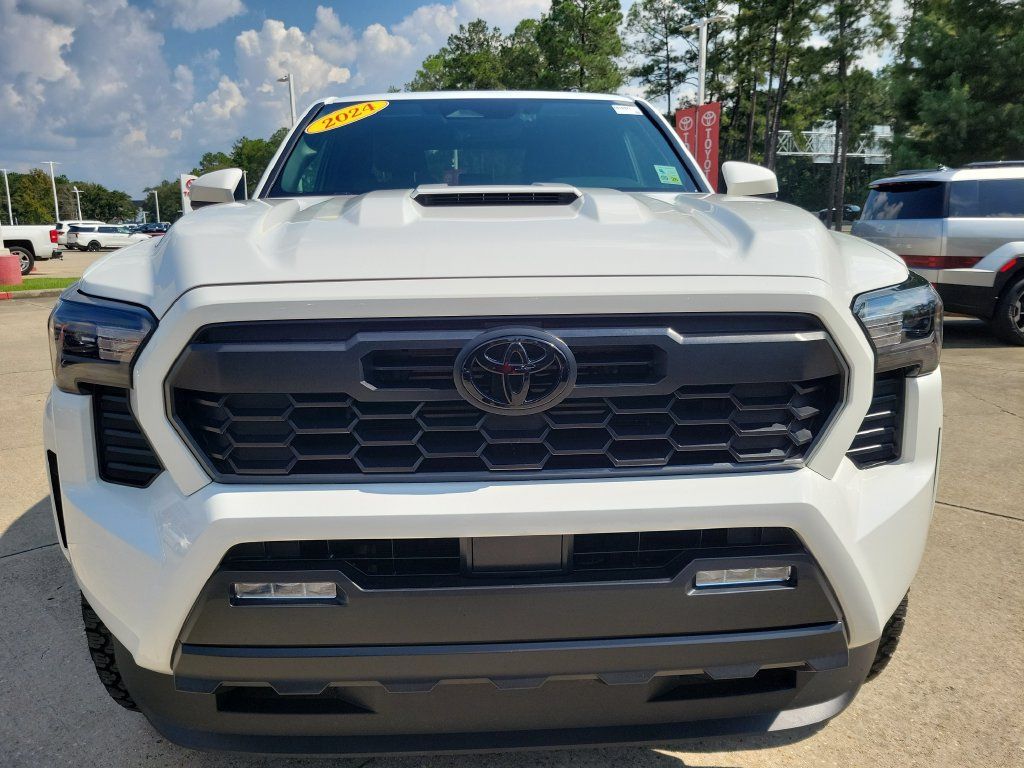 Used 2024 Toyota Tacoma TRD Sport AWD/4WD image 4