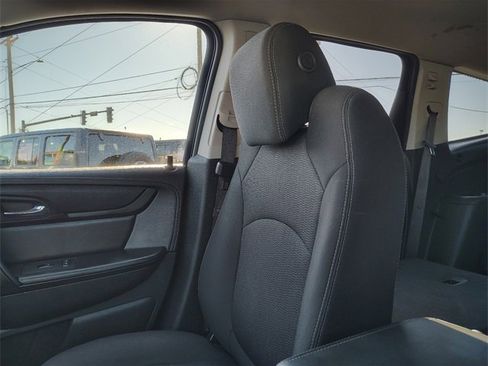 Used 2017 Chevrolet Traverse LT w/ Style and Technology Package image 24