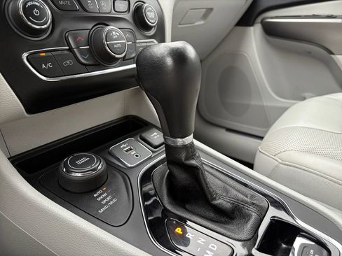 Used 2020 Jeep Cherokee Limited image 29