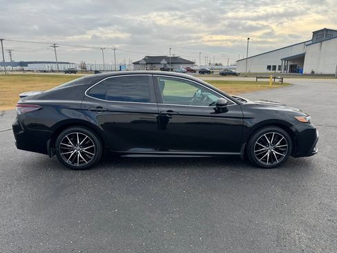 Used 2021 Toyota Camry SE image 6