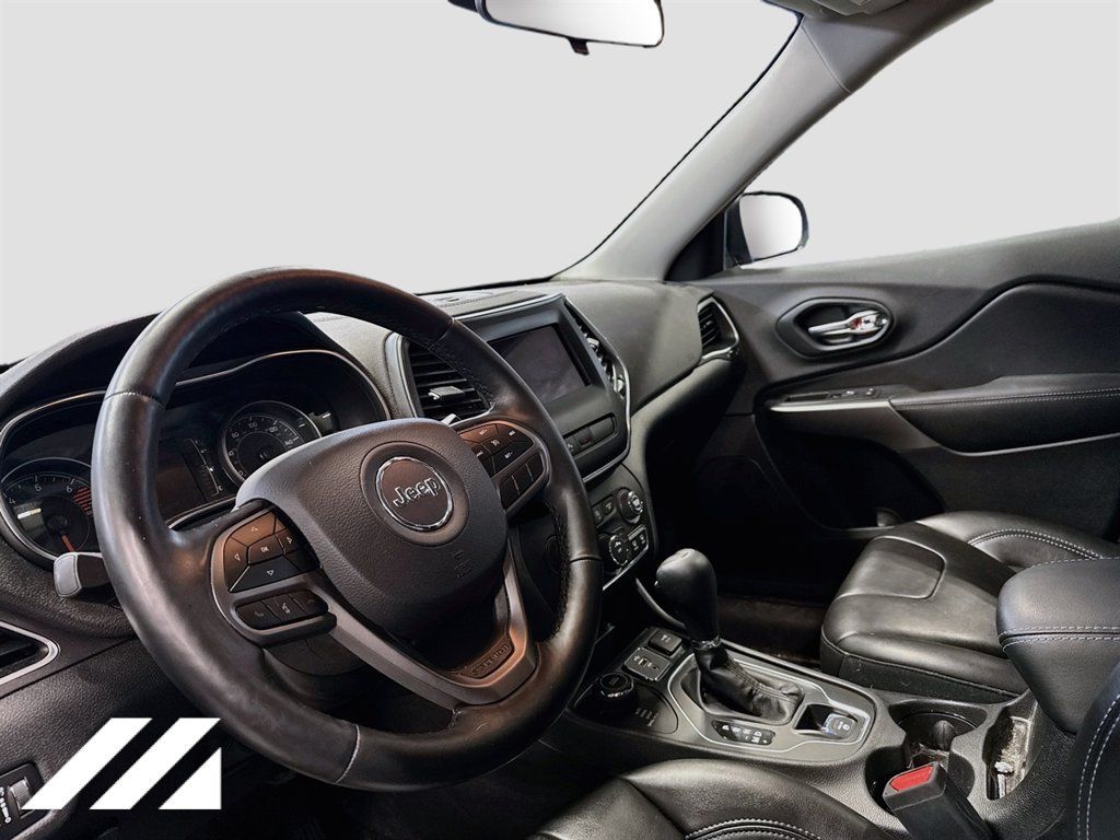 Used 2019 Jeep Cherokee Latitude Plus w/ Cold Weather Group AWD/4WD image 9