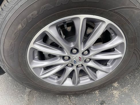 Used 2023 Buick Enclave Essence AWD/4WD image 12