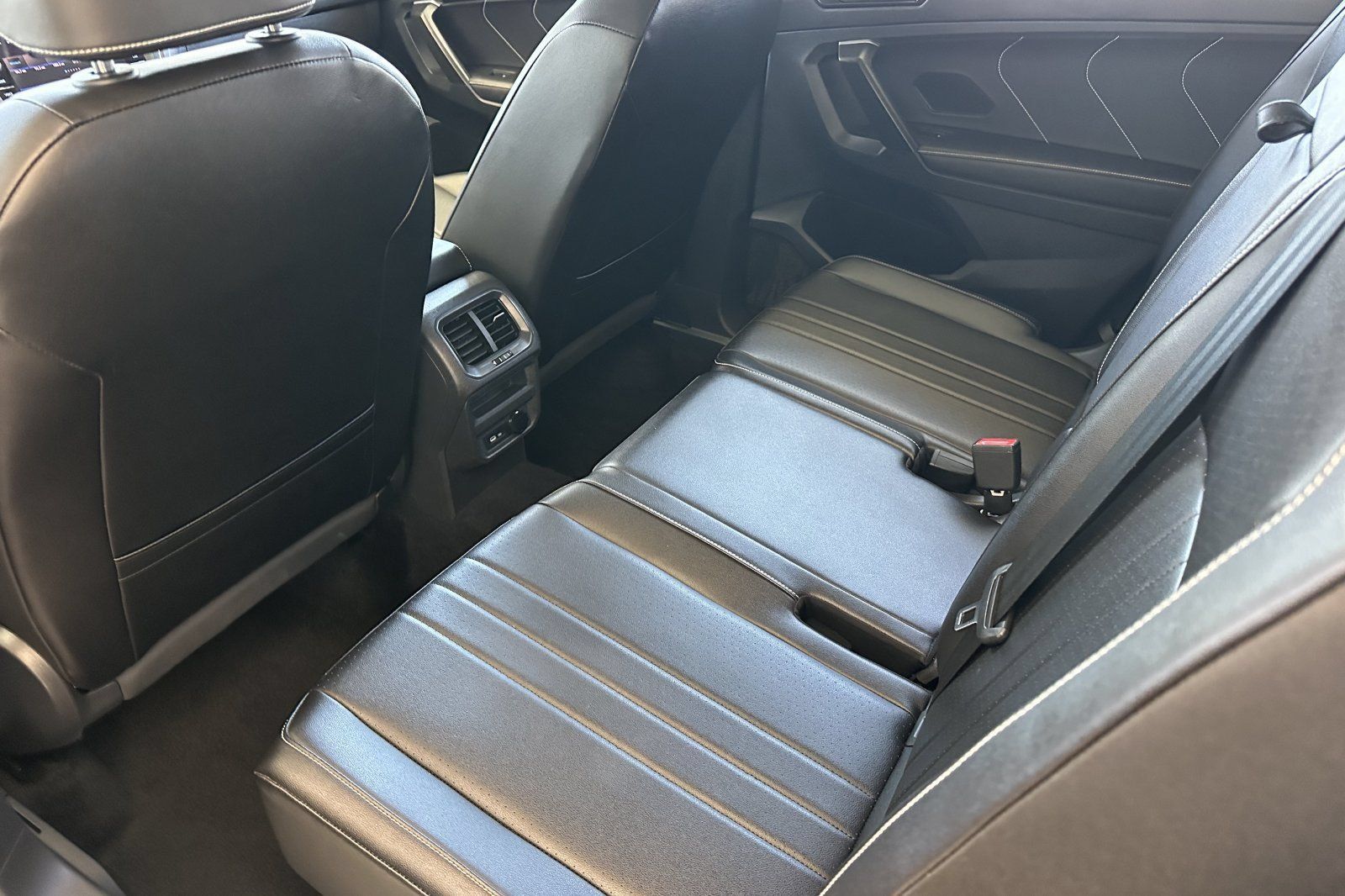 Used 2024 Volkswagen Tiguan SE FWD image 11