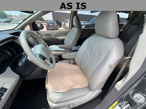 Used 2011 Toyota Sienna XLE w/ Premium Pkg FWD image 12