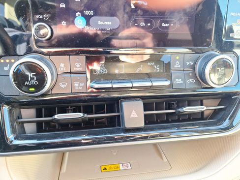 Used 2024 Toyota Highlander LE image 27