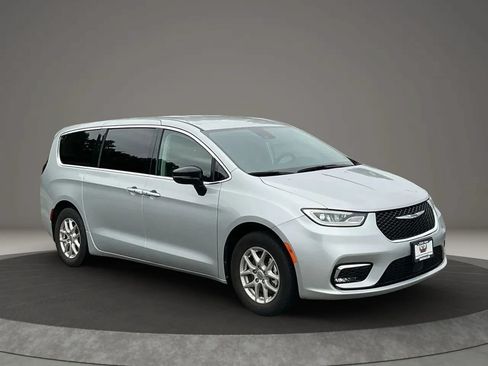 Used 2024 Chrysler Pacifica Touring-L FWD image 7
