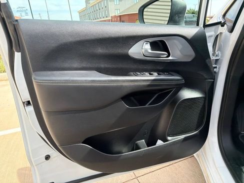 Used 2023 Chrysler Pacifica Touring FWD image 24