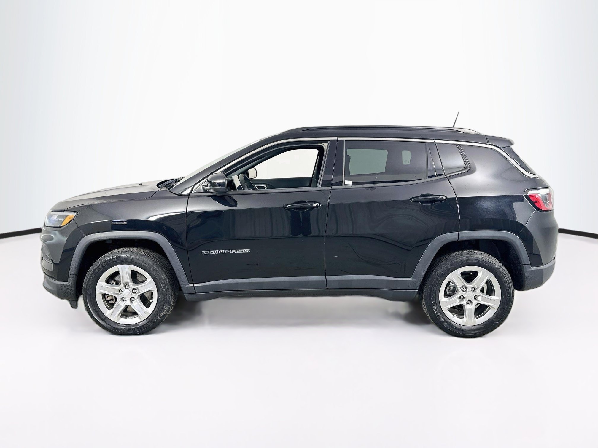 Used 2023 Jeep Compass Latitude AWD/4WD image 8