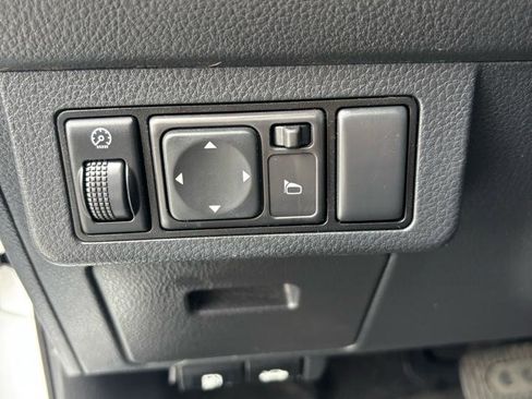 Used 2011 Nissan Versa 1.8 S w/ Plus Pkg FWD image 11