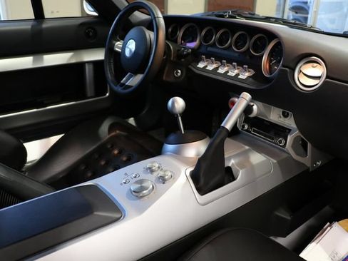 Used 2005 Ford GT RWD image 11