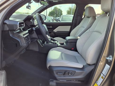 Used 2025 Toyota Tacoma Limited image 17