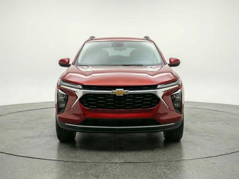 Used 2025 Chevrolet Trax LT image 2