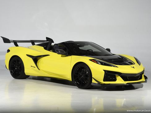 Used 2024 Chevrolet Corvette Z06 RWD image 2