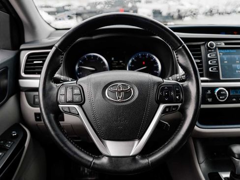 Used 2019 Toyota Highlander XLE image 17