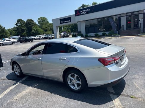 Used 2022 Chevrolet Malibu LT FWD image 4