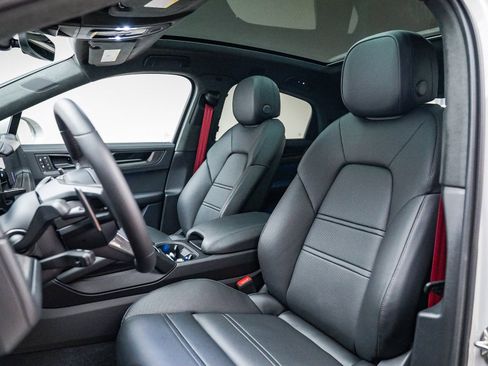 Used 2025 Porsche Cayenne GTS image 5