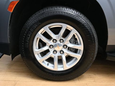Used 2021 Chevrolet Suburban LT RWD image 9