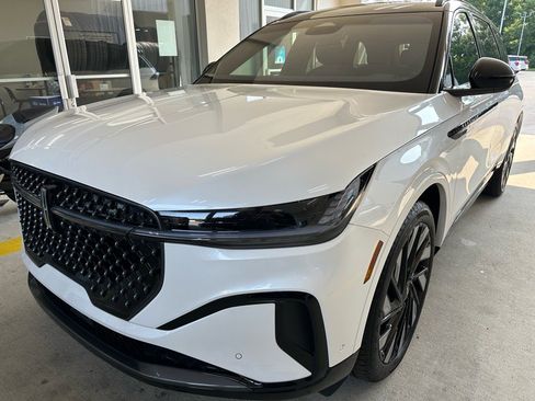 Used 2024 Lincoln Nautilus Reserve w/ Equipment Group 202A image 3