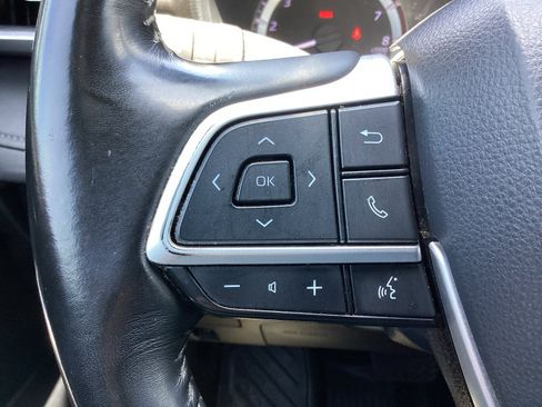 Used 2023 Toyota Highlander LE FWD image 18