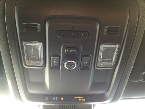 Used 2024 GMC Yukon SLT w/ SLT Luxury Package image 15