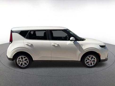 Used 2025 Kia Soul LX w/ LX Technology Package FWD image 16