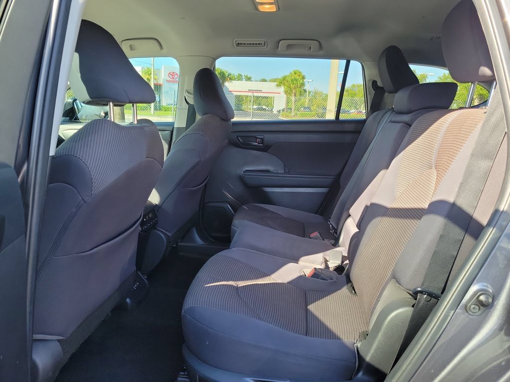 Used 2023 Toyota Highlander L FWD image 13