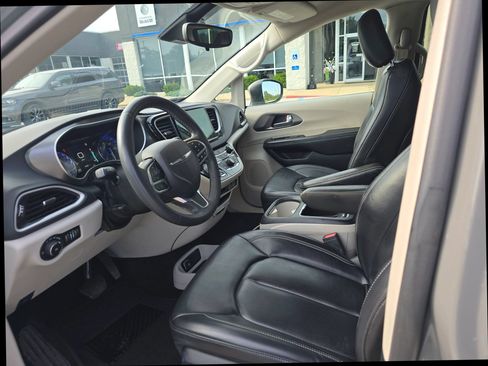 Used 2023 Chrysler Pacifica Touring-L FWD image 10