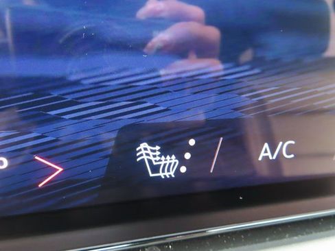 Used 2025 Chevrolet Traverse LT image 27